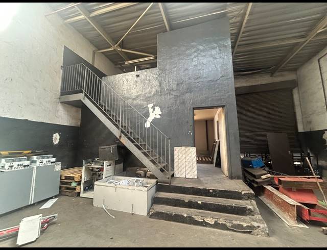 200M² WAREHOUSE TO LET IN LONGDALE